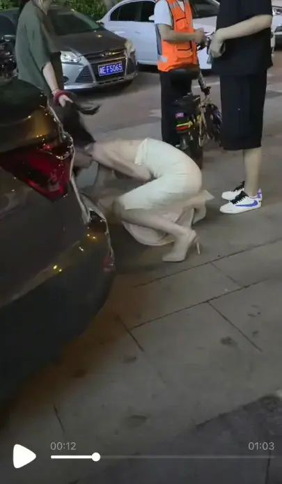 《白裙女子被抓头发跳河》HD高清无广告播放-白裙女子街头冲突被扯发坠河视频全集-《白裙女子被抓头发跳河》1080P画质免费观看