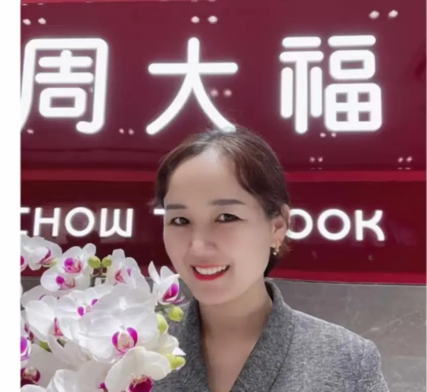 《盐城周大福金店一拖三事件》-盐城射阳周大福一拖三完整原视频-无删减观看盐城周大福金店一拖三事件